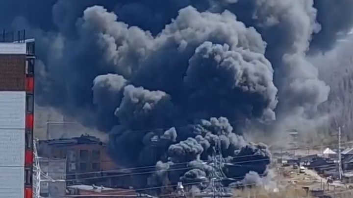 Загоревшийся склад отходов в Красноярске потушен