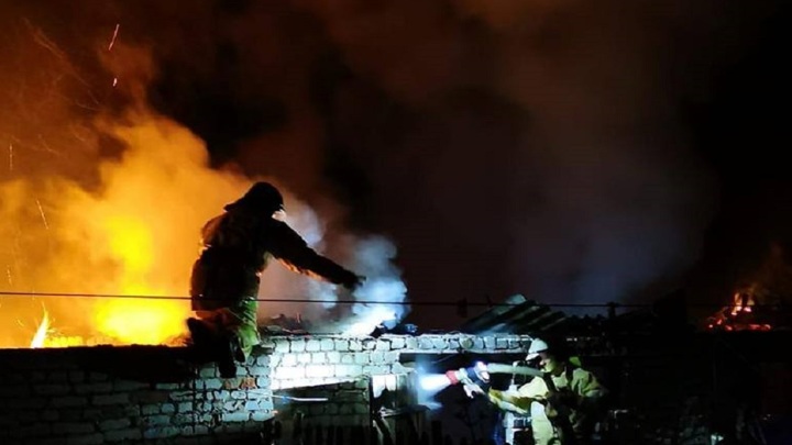 В Екатеринбурге эвакуировали жильцов горящей многоэтажки