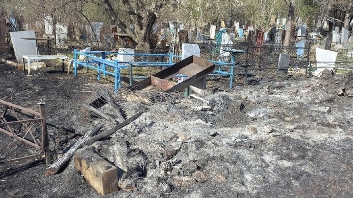 В Новосибирске огонь уничтожил несколько могил на кладбище