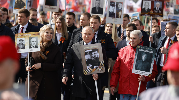 Более миллиона человек приняли участие в шествии "Бессмертного полка" в Москве