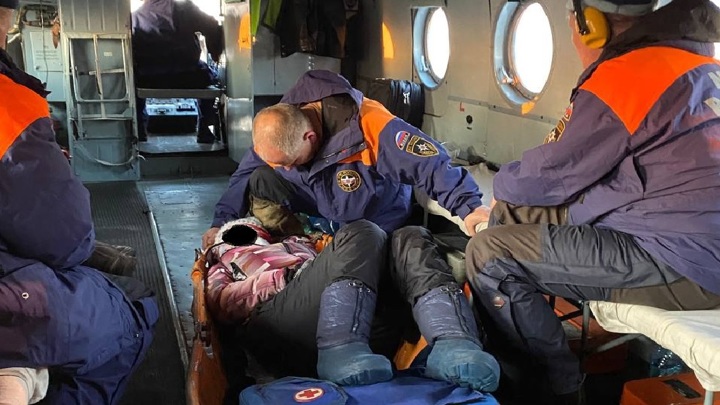 В Хакасии спасатели эвакуировали с горы пострадавшую из-за обуви туристку