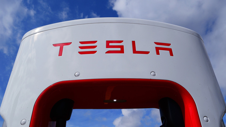Тесла побила рекорд по поставкам электромобилей в 2022 году