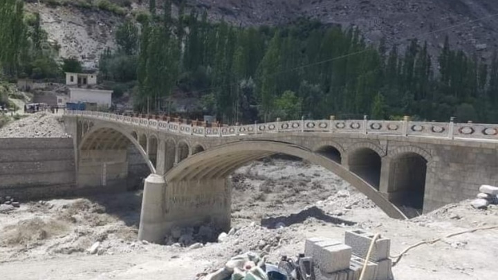 Соединяющий Пакистан и Китай мост снесло растаявшим ледником