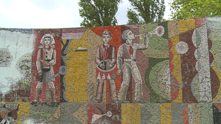 В детском лагере под Волгоградом спасают мозаичное панно