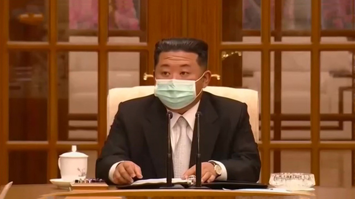 СМИ Северной Кореи впервые показали Ким Чен Ына в маске