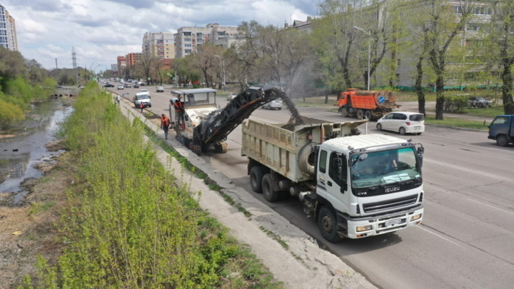Дорожники начали ремонтировать очередной участок на улице Горького в Благовещенске