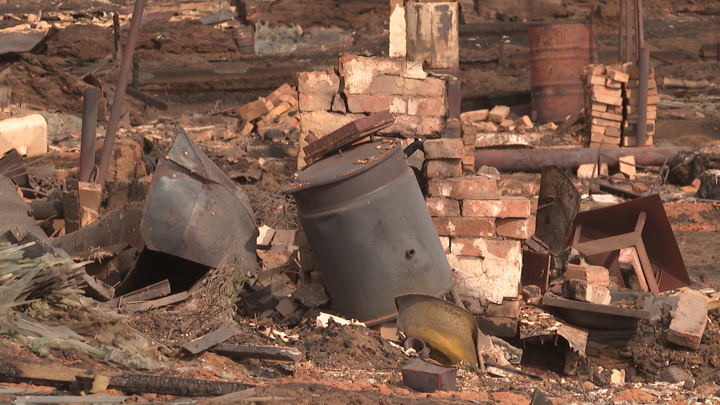 Около 100 килограммов металла с места пожара в Братском районе хотели украсть местные жители