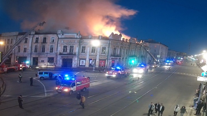 В Иркутске горит старое здание ТЮЗа