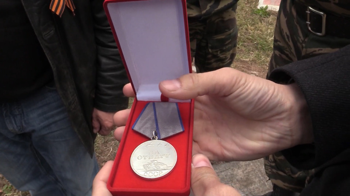 Медаль "За отвагу", найденную в Карелии, передали правнуку бойца в Иркутскую область