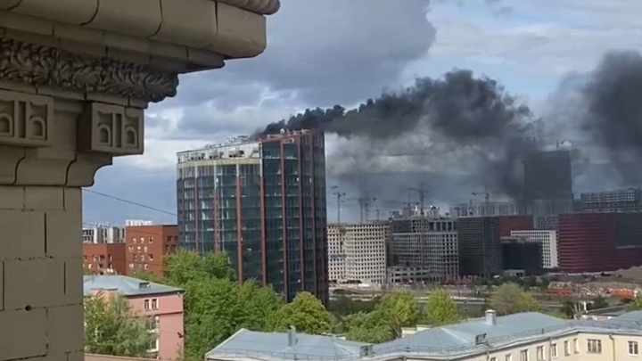 Пожар вспыхнул на крыше бизнес-центра на юге Москвы