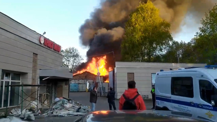 Пожар в спб 18.05. Пожар в Санкт-Петербурге на Васильевском острове. Пожар на набережной Смоленки. Пожар СПБ Васильевский остров.