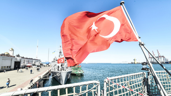 Турция приступила к укладке газопровода на дне Черного моря