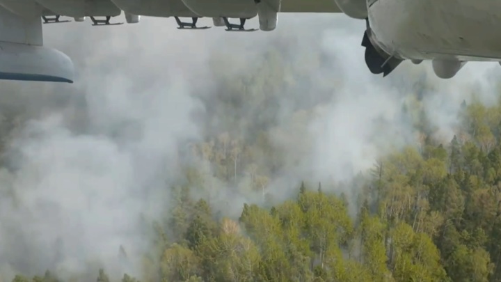 Работу авиации МЧС на пожарах в Иркутской области сняли на видео
