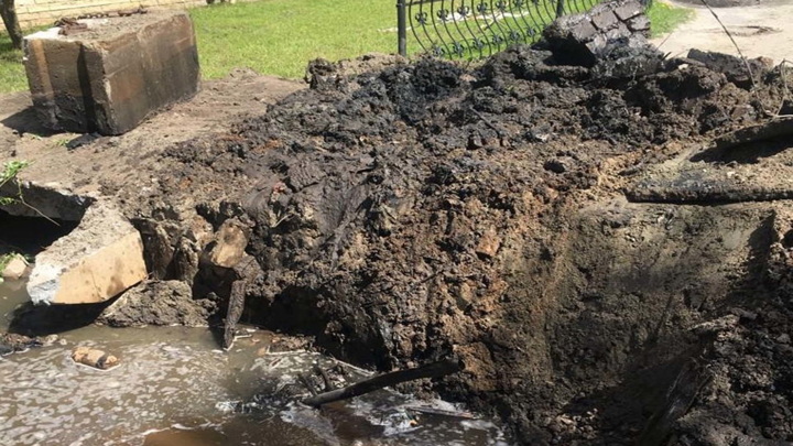 В Брянске устраняют разрушение водопропускной системы на улице Розы Люксембург