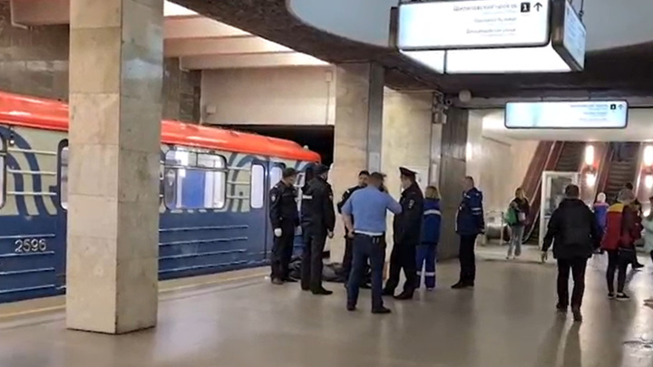 Пассажир, упавший на рельсы в московском метро, погиб