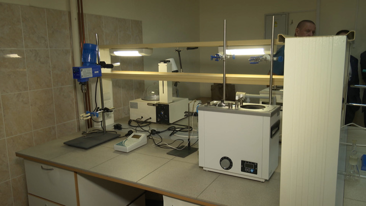 Уникальную учебную лабораторию полимерной химии открыли в Иркутске