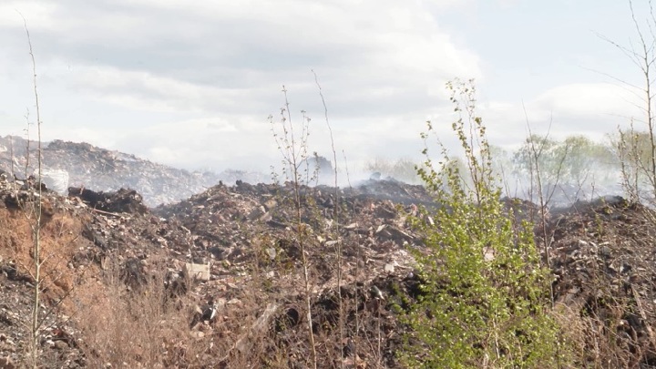На окраине Невьянска горит свалка бытовых отходов