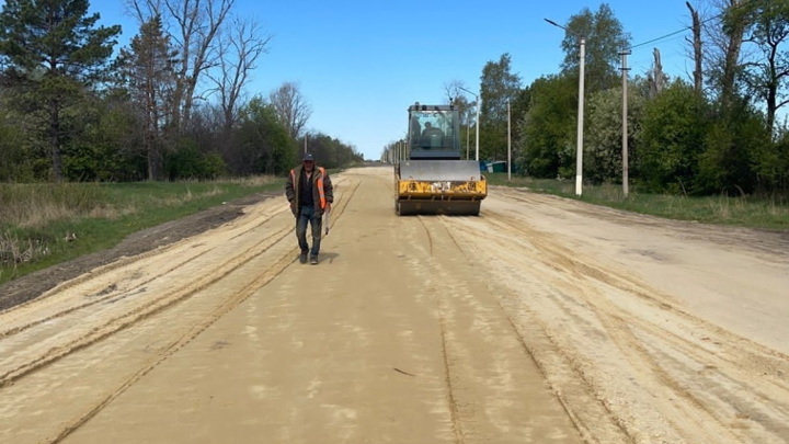 Дорожники приводят в порядок участок дороги в селе Покровка