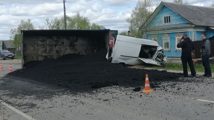 Водитель автомобиля разбился насмерть в ДТП с грузовиком в Тверской области