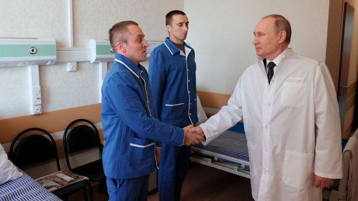 "Хочу вернуться служить": о чем попросили Путина раненые пациенты