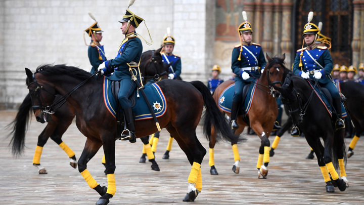 В Кремле сегодня прошла церемония развода пеших и конных караулов