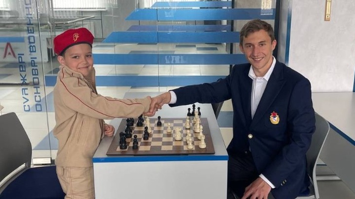 Сергей Карякин сыграл в шахматы с мальчиком Лешей