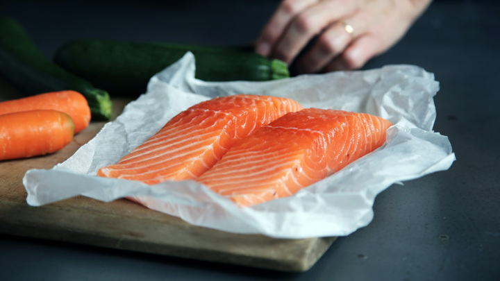 Частое употребление нежареной рыбы связали с возникновением рака кожи