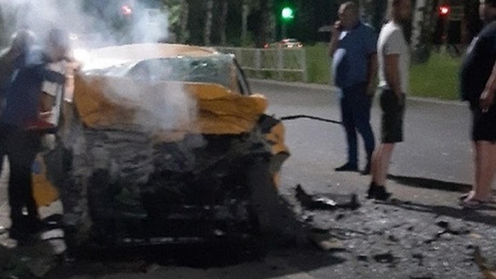 Таксист погиб в столкновении с автобусом в Ярославле