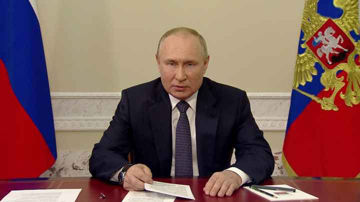 Путин поздравил медиков и пообещал увеличить расходы на здравоохранение