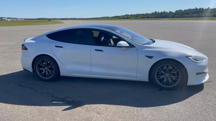 Канадский хакер разогнал Tesla до 348 километров в час
