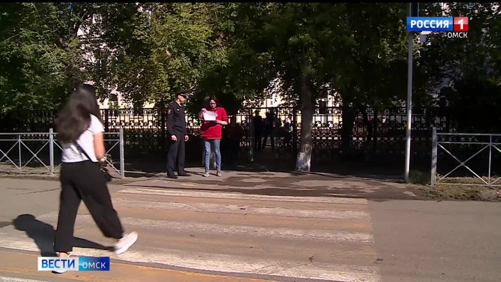 23 сентября через. Школьник переходит дорогу по пешеходному. Заброшка в Москве. Настоящий рейд в школе. Дети переходят дорогу 1 сентября.