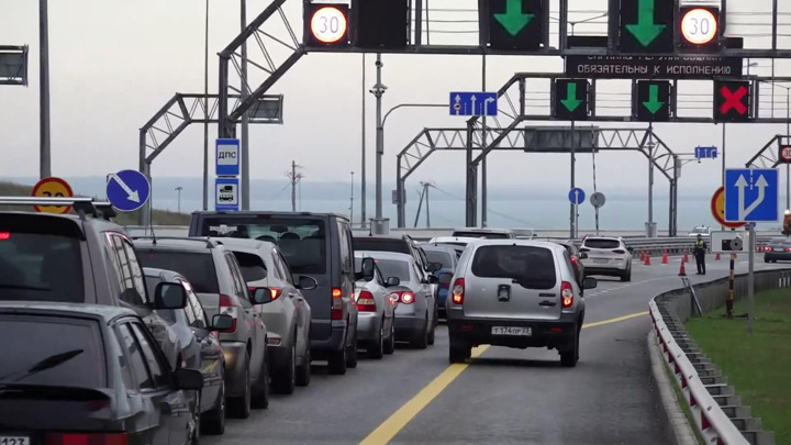 На Крымском мосту запустили движение по двум полосам