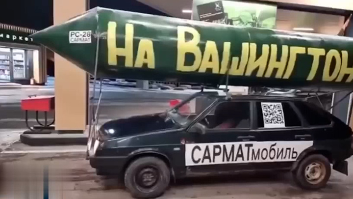 В столице "Сарматмобилю" с бутафорской ракетой выдали "полетное задание"
