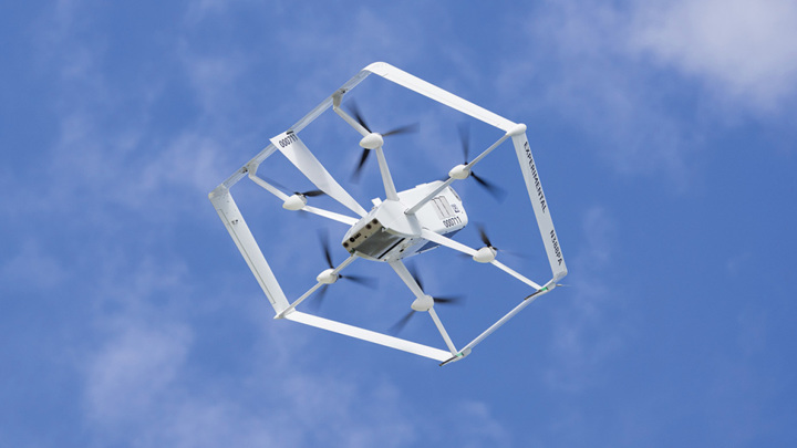 Amazon начала доставлять покупки дронами
