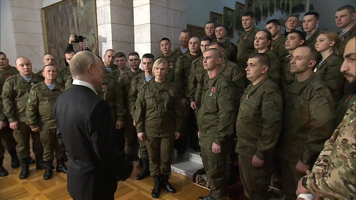 Путин наградил Суровикина и поздравил военных ЮВО с Новым годом