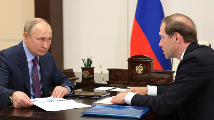 Песков рассказал, может ли Путин объявить выговор Мантурову