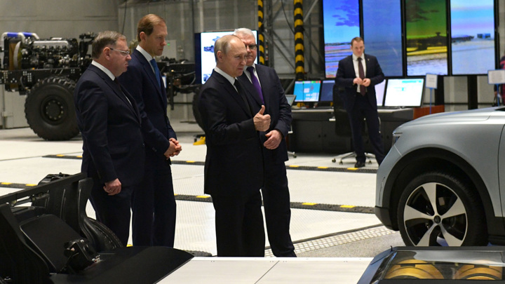 Путину показали электромобиль E-NEVA