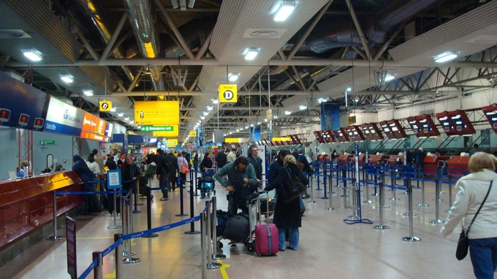Со стоянки в аэропорту Лондона пропали 80 авто отдыхавших британцев