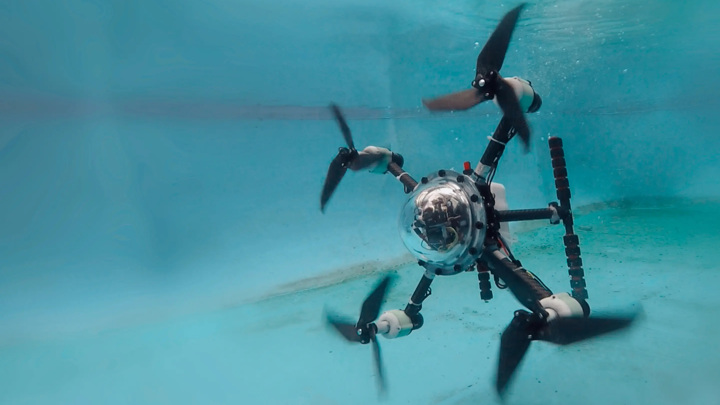 Новый китайский дрон перемещается в воздухе и под водой