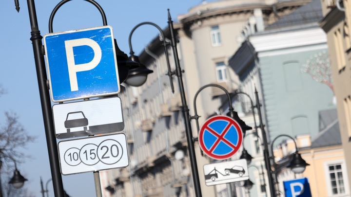 В День России на всех улицах столицы парковки будут бесплатными
