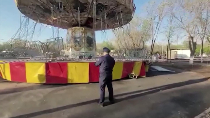 Карусель в Оренбурге рухнула за секунды