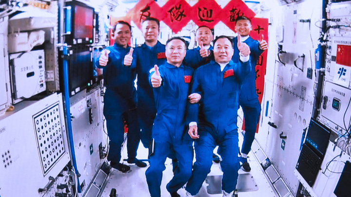 Экипаж "Шэньчжоу-15" вернулся на Землю с китайской орбитальной станции