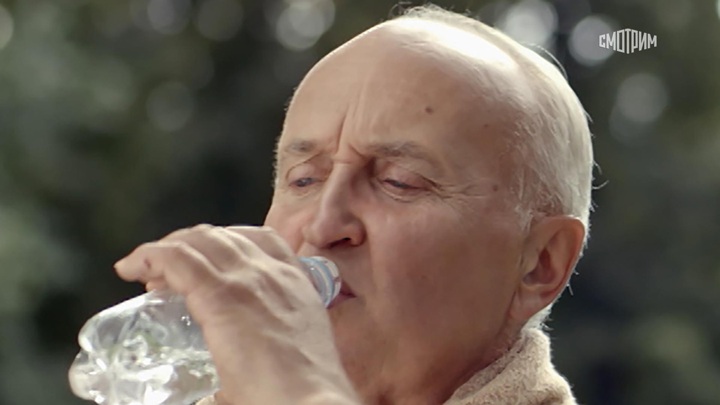 Доктор Мясников опроверг миф о необходимости выпивать два литра воды в день