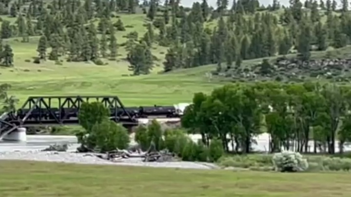 Мост рухнул в американском штате мэриленд. Мост через речку. Мост США. Автомобили из Йеллоустоун. Обрушение ЖД моста в штате Монтана на реке Йеллоустоун.