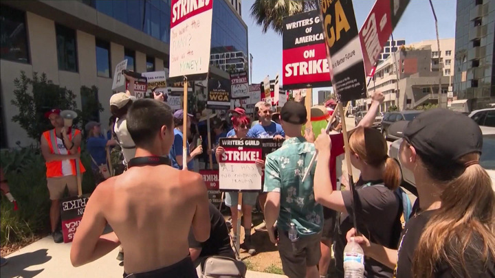 Голливудские сценаристы устроили забастовку