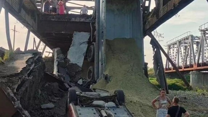 В Закарпатье из-за грузовика с песком обвалился стратегический мост