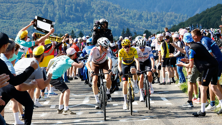 Французские фанаты не полюбили чемпиона "Тур де Франс"