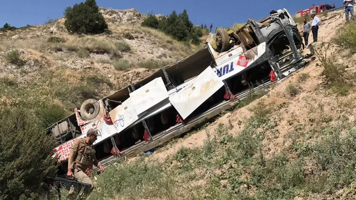 Автобус с пассажирами рухнул с моста на востоке Турции
