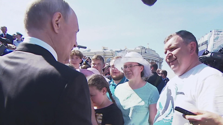 Главе многодетной семьи из Магадана удалось пожать руку Путину