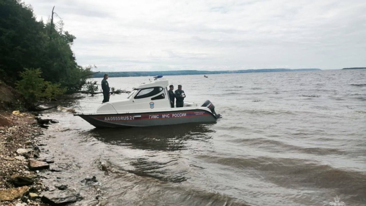 В Чувашии нашли тело мальчика с затонувшего в непогоду катера
